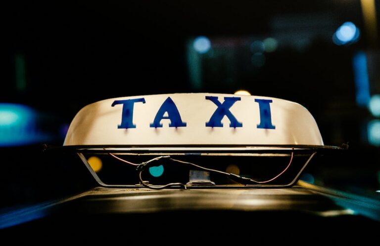 Transformacja Taksówkarstwa: Rola Aplikacji Mobilnych
